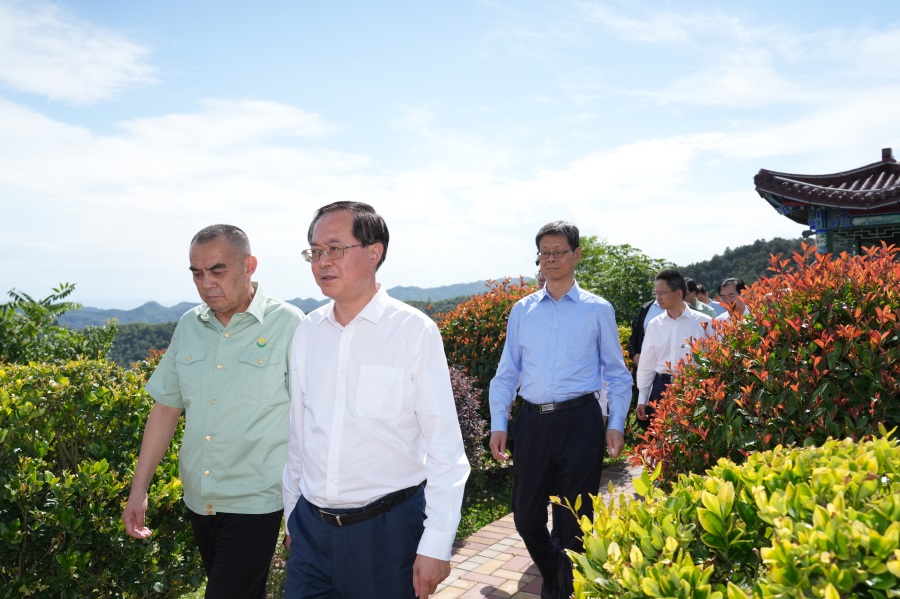 2024.06.23全國(guó)政協(xié)常委、人口資源環(huán)境委員會(huì)主任車(chē)俊蒞臨金徽股份視察.jpg