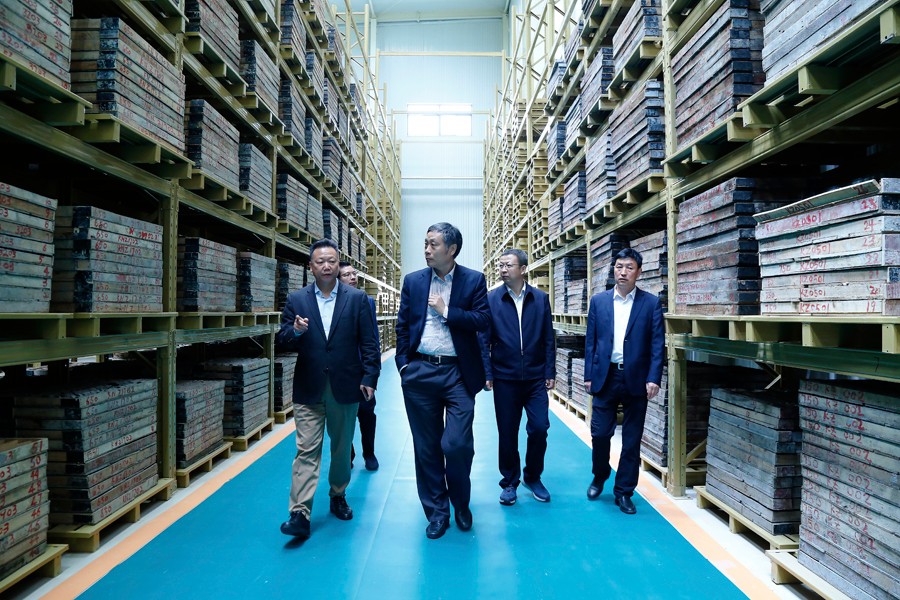 55-2019年4月，全國(guó)綠色礦山建設(shè)標(biāo)準(zhǔn)解讀與經(jīng)驗(yàn)交流研討會(huì)——綠色礦業(yè)發(fā)展萬(wàn)里行（隴南站）活動(dòng)在金徽股份舉辦。中國(guó)礦業(yè)聯(lián)合會(huì)黨委書(shū)記、會(huì)長(zhǎng)彭齊鳴出席主持會(huì)議，并就金徽股份的綠色礦山建設(shè)情況進(jìn)行調(diào)研。.jpg
